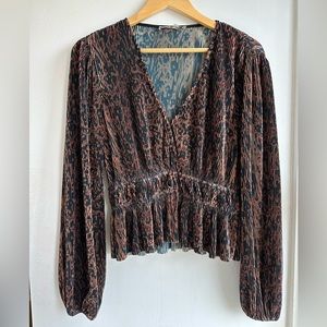 Wayf, Leopard, Plisse top.